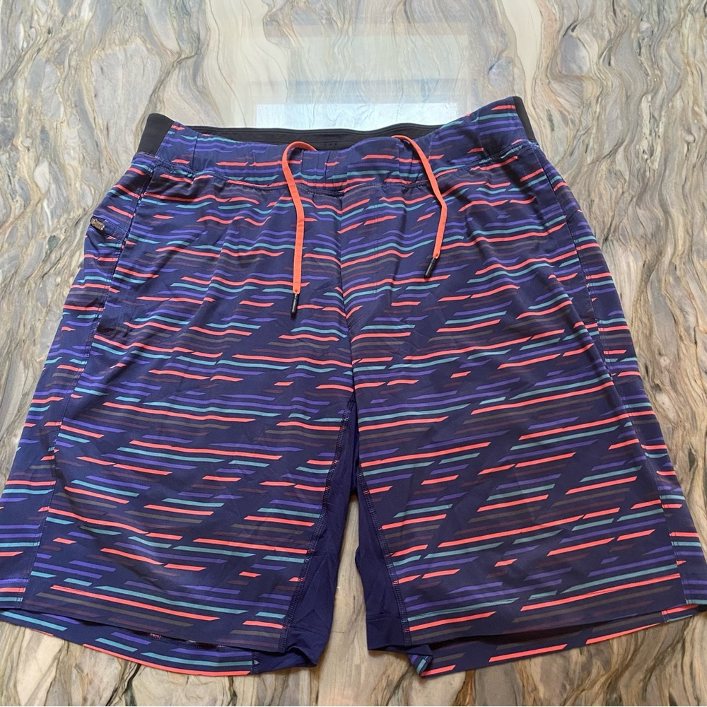 Men’ lululemon patterned athletic shorts size XL